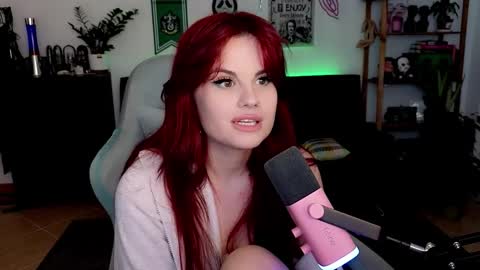 dellacrush_ online show from February 2, 2026, 6:39 pm