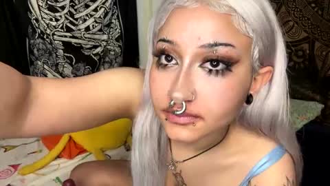 Snapshot of deluxxxeblu chatting on December 20, 2024, 2:41 am TankinBody online show from December 20, 2024, 2:41 am