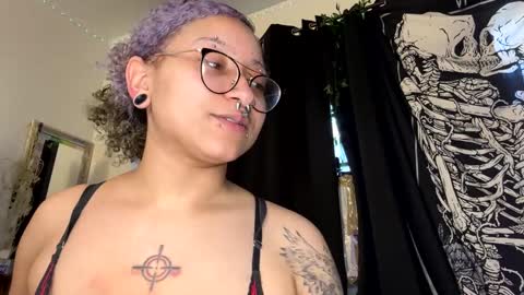 Snapshot of deluxxxeblu chatting on January 29, 2025, 3:04 pm TankinBody online show from January 29, 2025, 3:04 pm