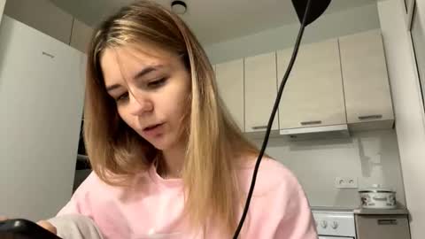 Denni online show from October 7, 2025, 5:21 pm