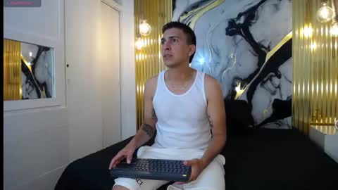 Snapshot of dereck_smithh chatting on July 16, 2026, 2:28 am Dereck online show from July 16, 2026, 2:28 am
