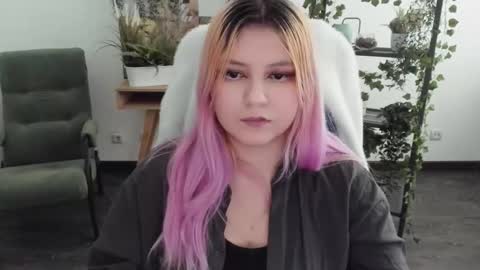 Snapshot of diaangell chatting on March 7, 2026, 12:24 pm Dia online show from March 7, 2026, 12:24 pm