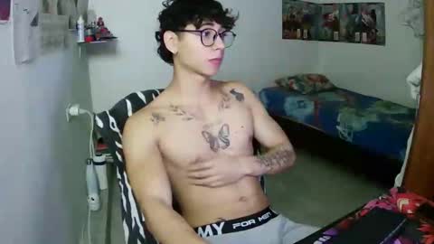 Snapshot of dillom420 chatting on December 23, 2025, 5:49 am dillom420 online show from December 23, 2025, 5:49 am