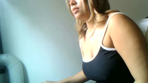 Snapshot of diosadeluniverso_ chatting on October 15, 2025, 1:00 pm diosadeluniverso_ online show from October 15, 2025, 1:00 pm