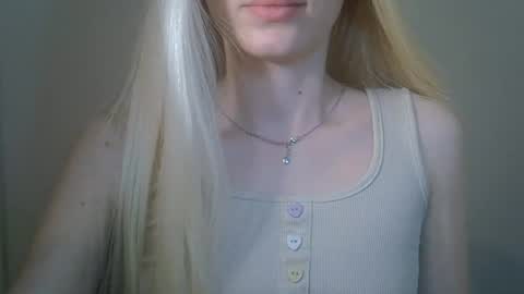 Snapshot of ditamilton chatting on June 19, 2026, 8:34 pm DitaMilton online show from June 19, 2026, 8:34 pm