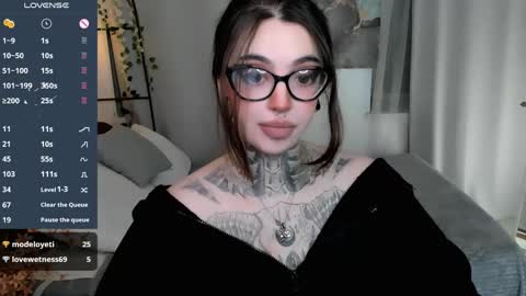 dixipixi_ online show from April 23, 2026, 6:03 am