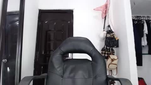 doll_dollys_ online show from January 7, 2025, 8:21 pm