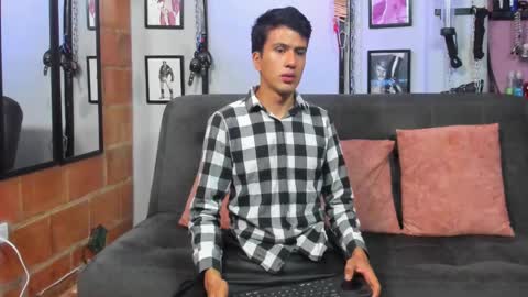 Snapshot of dom2travelers_sm chatting on February 16, 2025, 11:49 am Diego Castell online show from February 16, 2025, 11:49 am