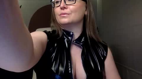 DOM MUMMY online show from January 8, 2026, 6:16 am