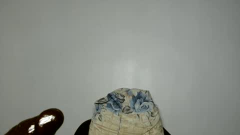 Snapshot of domina_veloura27 chatting on June 7, 2026, 9:35 am laura online show from June 7, 2026, 9:35 am