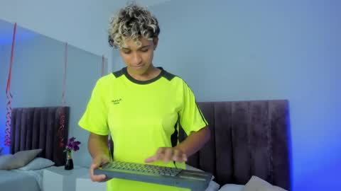 Snapshot of dominick_joness chatting on February 18, 2025, 12:15 am Dominick online show from February 18, 2025, 12:15 am