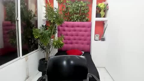 dona_tella online show from October 30, 2025, 5:24 pm