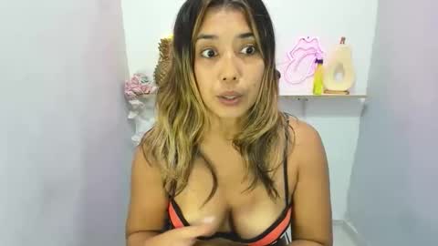 dona_tella online show from April 19, 2026, 2:38 pm