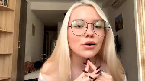 Stella online show from October 19, 2025, 12:39 pm