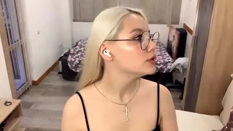 Stella online show from November 1, 2025, 2:19 pm