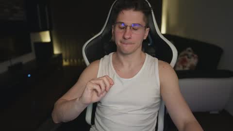 Dorian Reyes online show from April 21, 2026, 12:45 am