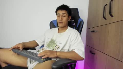 dorman_boy online show from November 12, 2025, 3:51 am