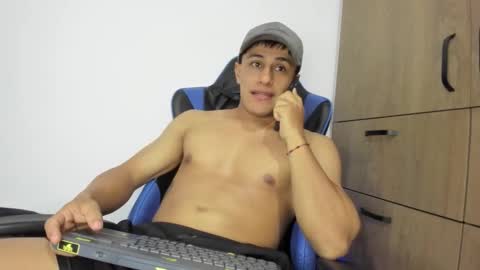 dorman_boy online show from December 2, 2025, 1:44 am