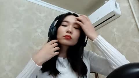 YuKi  online show from October 9, 2025, 10:02 am