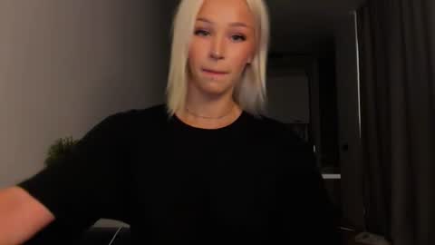 Snapshot of doublesees chatting on June 23, 2026, 9:29 am MOLLYYYY dont forget to give me a thumb up online show from June 23, 2026, 9:29 am