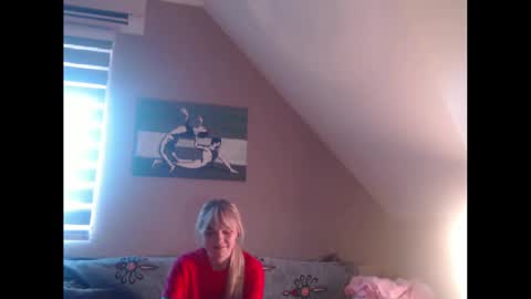 Snapshot of dreamcatcherfantasy chatting on December 18, 2024, 7:47 am A girl online show from December 18, 2024, 7:47 am