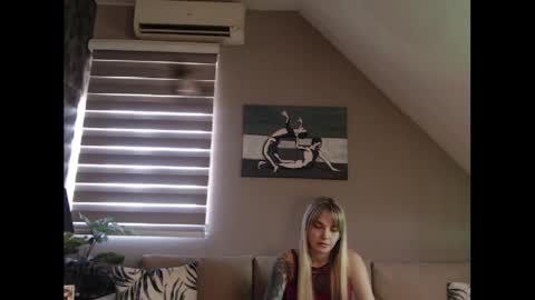 Snapshot of dreamcatcherfantasy chatting on February 17, 2025, 7:58 am A girl online show from February 17, 2025, 7:58 am