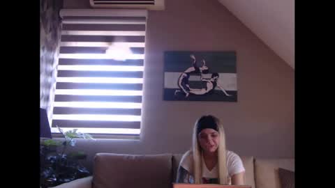 Snapshot of dreamcatcherfantasy chatting on February 19, 2025, 11:28 am A girl online show from February 19, 2025, 11:28 am