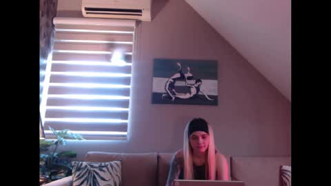 Snapshot of dreamcatcherfantasy chatting on February 21, 2025, 8:07 am A girl online show from February 21, 2025, 8:07 am