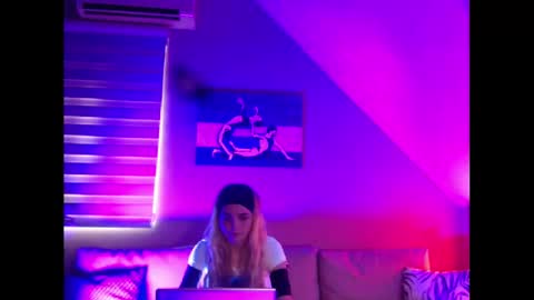 Snapshot of dreamcatcherfantasy chatting on February 26, 2025, 7:53 am A girl online show from February 26, 2025, 7:53 am