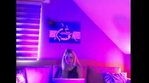 Snapshot of dreamcatcherfantasy chatting on October 17, 2025, 7:22 am A girl online show from October 17, 2025, 7:22 am