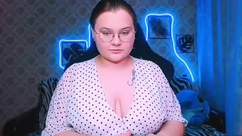 dreamforyoue2 online show from November 5, 2025, 8:20 pm