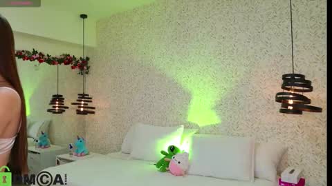 dulce_isabel_ online show from March 18, 2026, 3:09 am