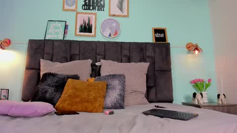 DULCE AURORA online show from March 8, 2025, 2:55 am