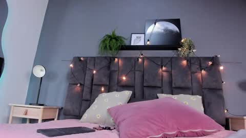 DULCE AURORA online show from December 23, 2025, 2:53 am