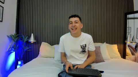 Snapshot of duolust chatting on September 11, 2025, 12:16 pm Thomas and Noah online show from September 11, 2025, 12:16 pm