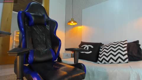 DUSAN  GREY online show from March 4, 2026, 5:02 am