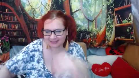 Snapshot of dyannelovee chatting on June 2, 2026, 8:27 am Dyanne online show from June 2, 2026, 8:27 am