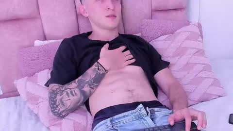 Snapshot of dylanwhite23 chatting on February 25, 2025, 5:30 am ---DYLAN--- online show from February 25, 2025, 5:30 am