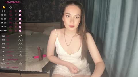 Snapshot of e_mil_y chatting on July 24, 2026, 9:40 am Emily online show from July 24, 2026, 9:40 am