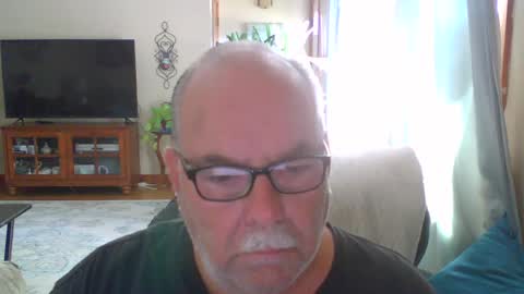 Snapshot of earl52 chatting on October 4, 2025, 5:00 pm earl52 online show from October 4, 2025, 5:00 pm