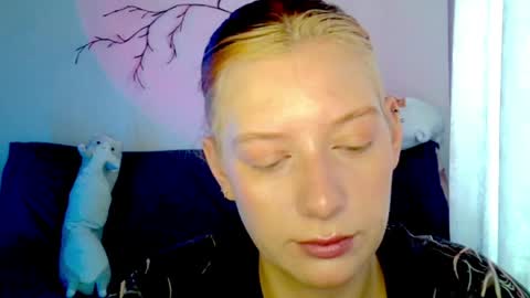 Snapshot of earn_my_lily chatting on April 18, 2026, 7:01 am Lily online show from April 18, 2026, 7:01 am