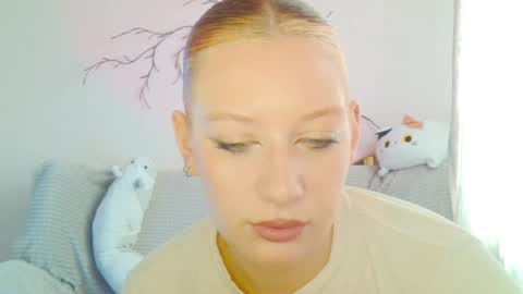 Snapshot of earn_my_lily chatting on April 22, 2026, 7:22 am Lily online show from April 22, 2026, 7:22 am