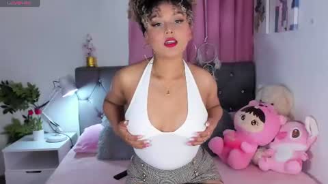 Snapshot of ebony_curly2 chatting on July 4, 2026, 11:22 pm isa online show from July 4, 2026, 11:22 pm