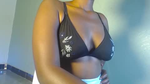 Snapshot of ebony_ezel chatting on December 23, 2024, 12:52 pm ebony ezel online show from December 23, 2024, 12:52 pm