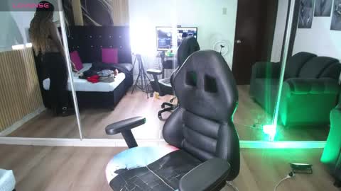 ebony_rizon online show from April 16, 2026, 1:01 pm