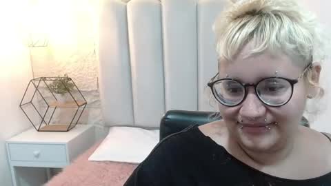 Snapshot of echypyon_tk chatting on June 10, 2026, 3:18 am Echypyon tk online show from June 10, 2026, 3:18 am