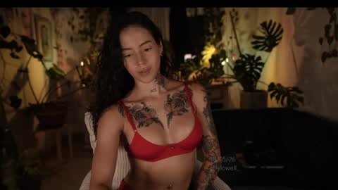 Snapshot of effylowell_ chatting on May 19, 2026, 1:56 am Effy online show from May 19, 2026, 1:56 am