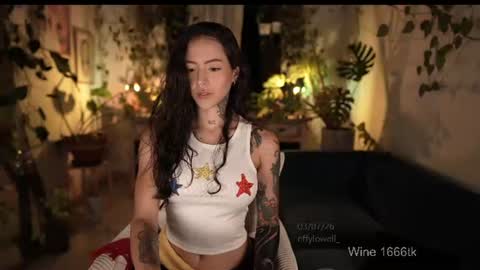 Snapshot of effylowell_ chatting on July 4, 2026, 1:12 am Effy online show from July 4, 2026, 1:12 am