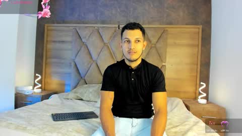 YG COUPLE online show from November 30, 2025, 8:35 pm