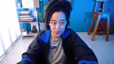 Ela  Help me reach 100 thumbs up online show from November 19, 2025, 11:43 am